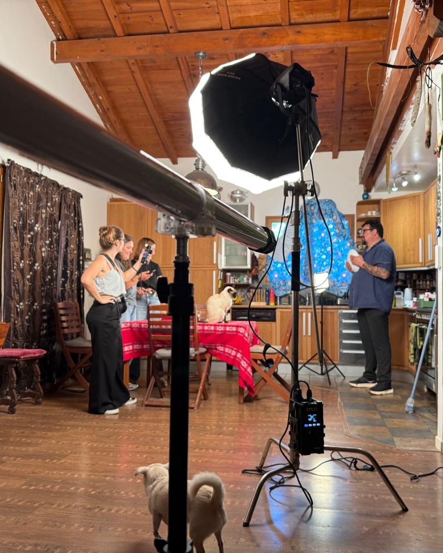 Coulisses d’un tournage vidéo dans une cuisine : éclairages, caméra et équipe au travail
